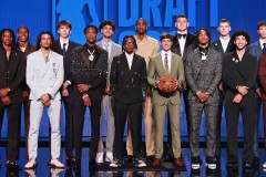 球队核心后卫韧带撕裂，赛季危机下球队重建与转会策略再受考验